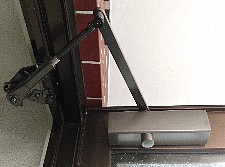 ドアの修理：ドアクローザー交換